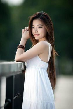 小宝探花白色衬衫搭配黑色牛仔裤经典造型展示