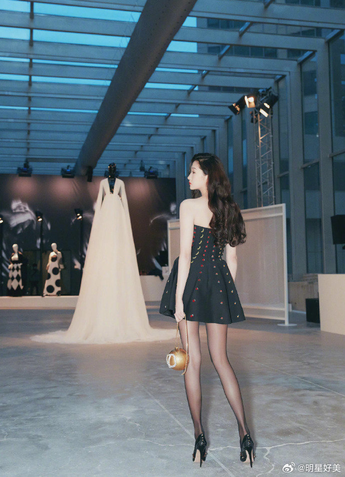 小宝探花白色衬衫搭配黑色牛仔裤经典合集